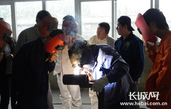 北京首钢建设工程安装公司高级焊工技师焊接表演。