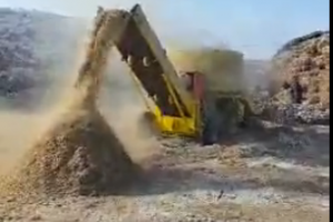 2016年新疆投入使用新型稻草粉碎机快速高效视频