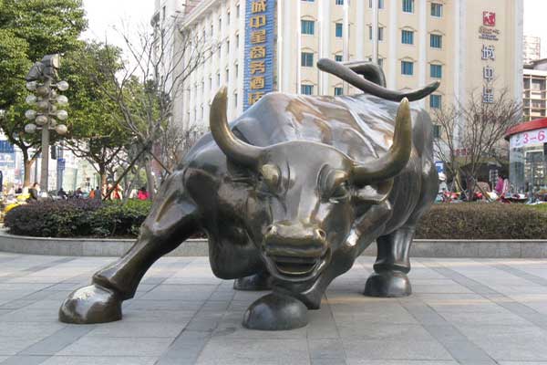 銅雕工藝品牛一件銅牛雕塑反映的往往是一種精神
