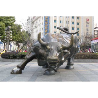 铜雕工艺品牛一件铜牛雕塑反映的往往是一种精神