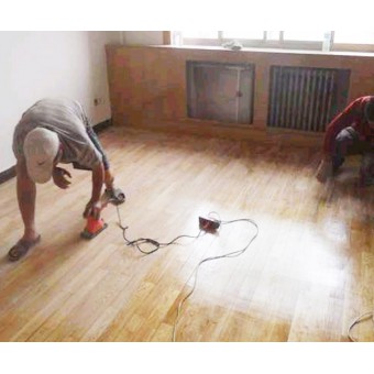 地板翻新刷面漆前手工打磨毛刺