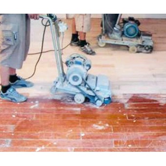 家庭地板翻新，因为是醇酸漆漆质软，所以先用大型电刨子刨掉漆膜然后再打磨