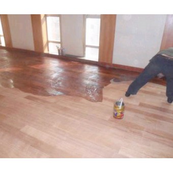 赤峰市旧实木地板翻新、正在刷漆