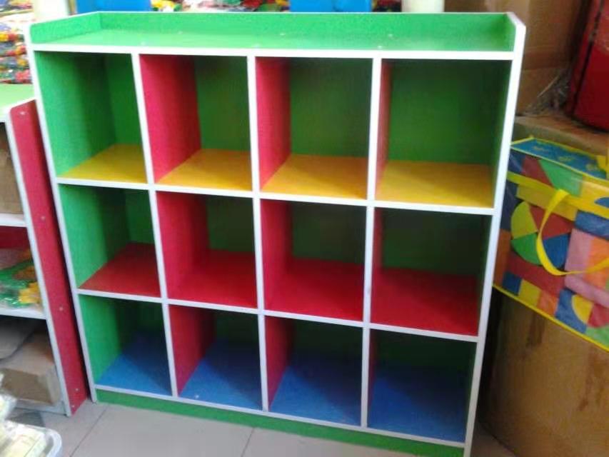 大名幼儿园幼儿彩色书包柜