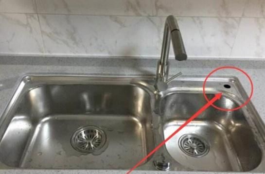 厨房水槽上的“小孔”有啥用？厨具老板：大多数人都把它用错了！